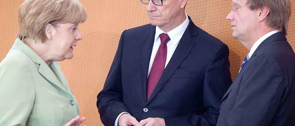 Bundeskanzlerin Merkel im Gespräch mit Außenminister Westerwelle und Kanzleramtsminister Pofalla.