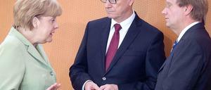 Bundeskanzlerin Merkel im Gespräch mit Außenminister Westerwelle und Kanzleramtsminister Pofalla.