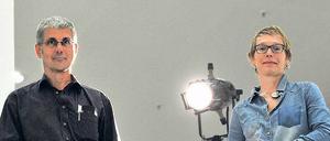 Licht aus, Spot an: Techniker Wolfgang Fleischer und Organisationsleiterin Christiane Friedrich bereiten die Berlinische Galerie für die Lange Nacht vor. 