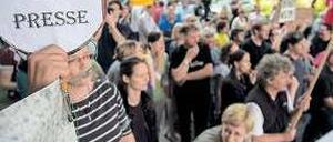 Einfach mal die Presse halten. Dazu forderten Gegendemonstranten die Vertreter von Pro Deutschland auf. Foto: Björn Kietzmann