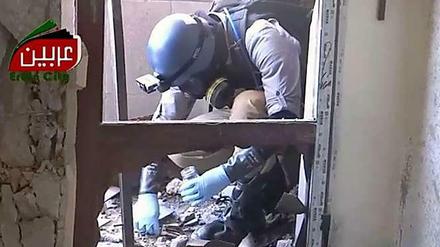 Ein UN-Waffeninspekteur bei der Arbeit in Syrien.