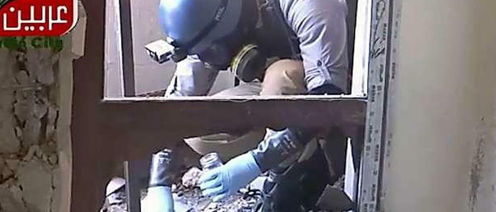 Ein UN-Waffeninspekteur bei der Arbeit in Syrien.