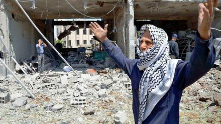 Dieser Mann trauert nach einem Raketenangriff auf einen Vorort der syrischen Hauptstadt Damaskus. 