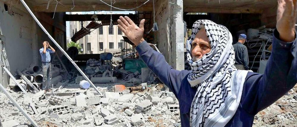 Dieser Mann trauert nach einem Raketenangriff auf einen Vorort der syrischen Hauptstadt Damaskus. 