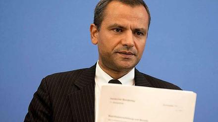Der Vorsitzende des NSU-Ausschusses, Sebastian Edathy (SPD), bei der Vorstellung des Abschlussberichts.