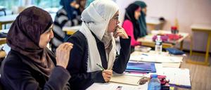 Alltag. An einer Hochschule in Frankreich verfolgen junge Frauen den Arabischunterricht.