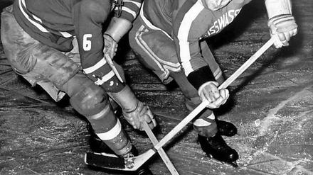 Alte Rivalen. 20 Jahre lang duellierten sich Dynamo Weißwasser (r.) und Dynamo Berlin in der kleinsten Eishockeyliga der Welt. Heute treffen sich die Teams wieder. 