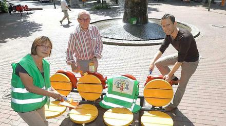 Die Bänke rund um den Léon-Jessel-Platz werden von der Stadtteilinitiative „Miteinander im Kiez“ abgeschliffen und neu gestrichen.