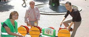 Die Bänke rund um den Léon-Jessel-Platz werden von der Stadtteilinitiative „Miteinander im Kiez“ abgeschliffen und neu gestrichen.