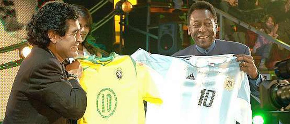 Du oder ich? Diego Maradona (links) und Pele trugen früher beide die Nummer 10.