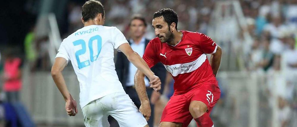 Cristian Molinaro vom VfB Stuttgart (r.) im Zweikampf mit Zoran Kvrzic von HNK Rijeka