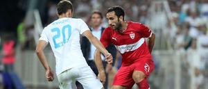 Cristian Molinaro vom VfB Stuttgart (r.) im Zweikampf mit Zoran Kvrzic von HNK Rijeka