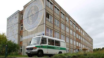 Noch ist es ruhig vor dem umstrittenen Flüchtlingsheim in Hellersdorf. Doch rechte Parteien haben für die kommenden Tage Demos angemeldet.