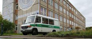 Noch ist es ruhig vor dem umstrittenen Flüchtlingsheim in Hellersdorf. Doch rechte Parteien haben für die kommenden Tage Demos angemeldet.