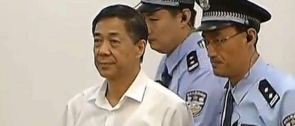 Bo Xilai (links) steht seit Donnerstag vor Gericht.