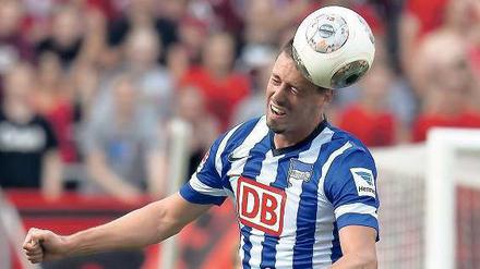 Zur Not geht’s auch ganz altmodisch. Sandro Wagner (links) ist bei Hertha BSC für die Verwertung hoher Bälle zuständig. Foto: AFP