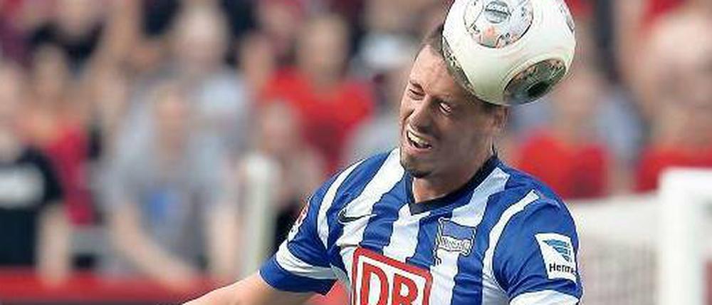 Zur Not geht’s auch ganz altmodisch. Sandro Wagner (links) ist bei Hertha BSC für die Verwertung hoher Bälle zuständig. Foto: AFP