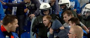 Im Streit um den massiven Polizei-Einsatz beim Playoff-Spiel Schalke gegen Saloniki hat der Revierklub schwere Vorwürfe erhoben.