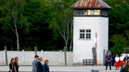 Angela Merkel ist als erster Bundeskanzler der Bundesrepublik zu Besuch im KZ Dachau. 