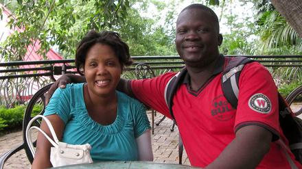 Marie-Julie und ihr Mann Jhonny 2013. Beiden geht es für haitianische Verhältnisse gut, aber ihnen gefällt das Leben in ihrem Land nicht. Sie benutzt keine der beiden Prothesen, die sie von internationalen Organisationen bekommen hat.