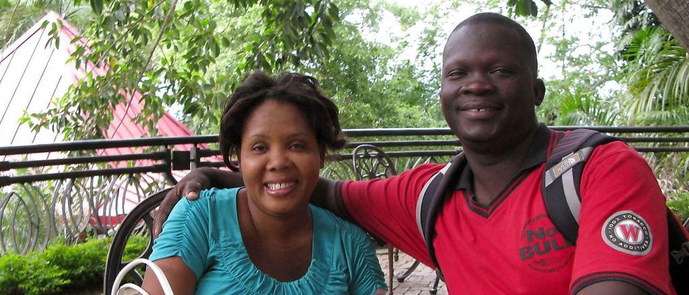 Marie-Julie und ihr Mann Jhonny 2013. Beiden geht es für haitianische Verhältnisse gut, aber ihnen gefällt das Leben in ihrem Land nicht. Sie benutzt keine der beiden Prothesen, die sie von internationalen Organisationen bekommen hat.