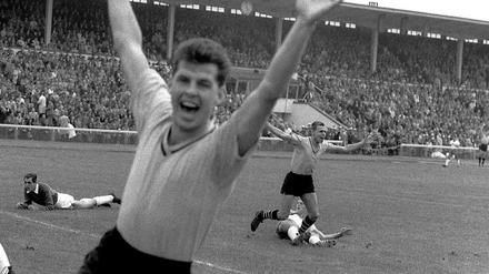 Das erste Tor beim Bundesliga-Start 1963. Der Dortmunder Torschütze Timo Konietzka (hinten, r) und sein Teamgefährte Lothar Emmerich (vorn) bejubelt das erste Tor in der Partie Werder Bremen gegen Borussia Dortmund beim Start der Fußball-Bundesliga am 24.08.1963 im Bremer Weserstadion.