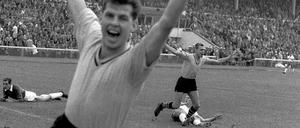 Das erste Tor beim Bundesliga-Start 1963. Der Dortmunder Torschütze Timo Konietzka (hinten, r) und sein Teamgefährte Lothar Emmerich (vorn) bejubelt das erste Tor in der Partie Werder Bremen gegen Borussia Dortmund beim Start der Fußball-Bundesliga am 24.08.1963 im Bremer Weserstadion.
