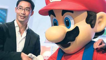 Wahlkampfhelfer Super Mario. Der FPD-Parteivorsitzende Philipp Rösler posierte auf der Spielemesse Gamescom mit der Nintendo-Figur. Ingesamt 275 000 Menschen wollen sich in Köln über Games für Computer, Konsolen, Smartphones und Tablets informieren. Foto: dpa