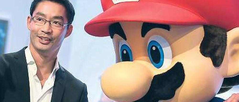 Wahlkampfhelfer Super Mario. Der FPD-Parteivorsitzende Philipp Rösler posierte auf der Spielemesse Gamescom mit der Nintendo-Figur. Ingesamt 275 000 Menschen wollen sich in Köln über Games für Computer, Konsolen, Smartphones und Tablets informieren. Foto: dpa