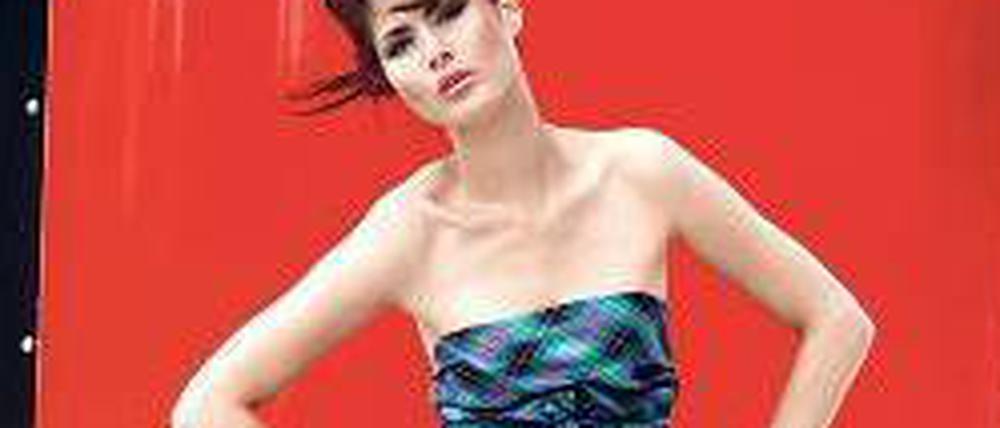 Ein Model posiert in einem Abendkleid.