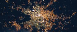 Berlin in der Nacht von der Raumstation ISS aus gesehen.