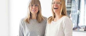 Angelika Taschen und Alexa von Heyden stehen am Schreibtisch.