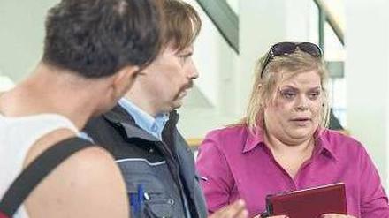 Wir schaffen das. Glaubt Ex-Stewardess Anke (Marie Schöneburg, re.).