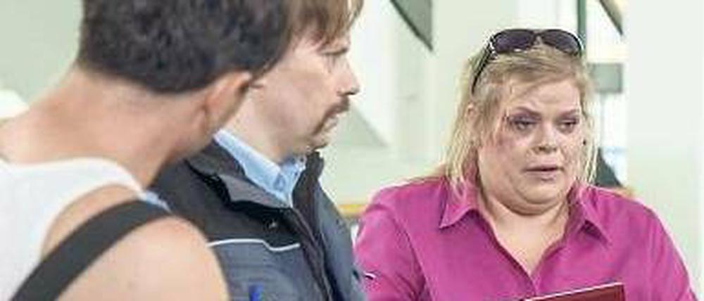 Wir schaffen das. Glaubt Ex-Stewardess Anke (Marie Schöneburg, re.).