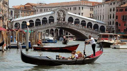Gefährliche Enge. Nach dem Unglück in Venedig, bei dem ein Münchner Juraprofessor vor den Augen seiner Familie umkam, richteten sich die Ermittlungen zunächst gegen einen Wasserbus-Fahrer. 
