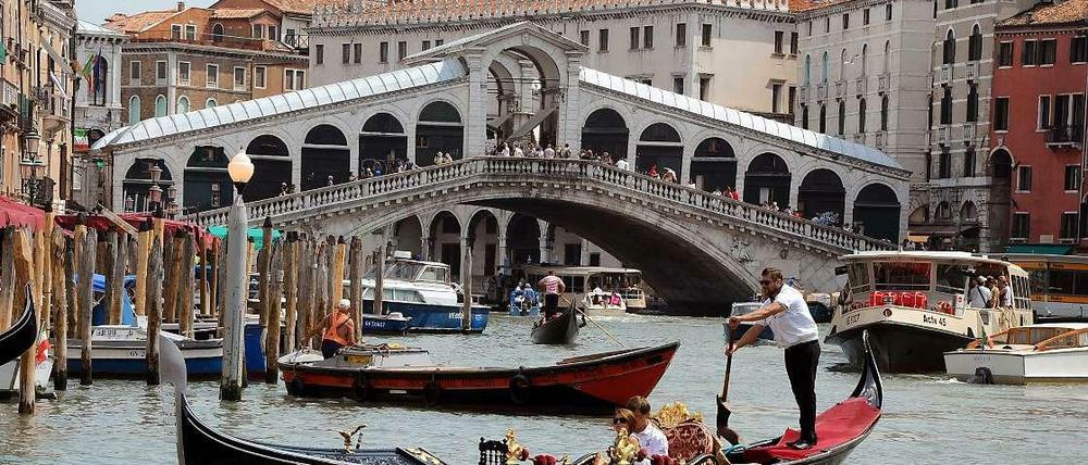 Gefährliche Enge. Nach dem Unglück in Venedig, bei dem ein Münchner Juraprofessor vor den Augen seiner Familie umkam, richteten sich die Ermittlungen zunächst gegen einen Wasserbus-Fahrer. 
