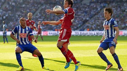 Will den HSV aus der Krise schießen: Hamburgs Kapitän Van der Vaart, bewacht von den Herthanern Änis Ben-Hatira und Nico Schulz.