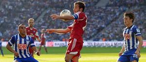 Will den HSV aus der Krise schießen: Hamburgs Kapitän Van der Vaart, bewacht von den Herthanern Änis Ben-Hatira und Nico Schulz.