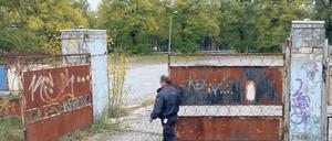 Brachland. Das Krampnitz-Kasernengelände gehört mittlerweile wieder der öffentlichen Hand. Nun endet auch der juristische Streit um die Affäre, über die einst der damalige Minister Rainer Speer stürzte. Foto: Bernd Settnik/dpa