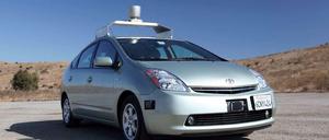 Ein silberner Toyota Prius in den USA mit einer Art Dachgepäckträger, auf dem eine runde Antenne montiert ist. 