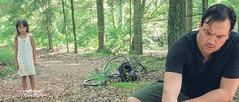 Was hat die kleine Franzi gesehen? Für Kommissar Buckow (Charly Hübner) ist die Tochter der Ermordeten eine wichtige Zeugin.