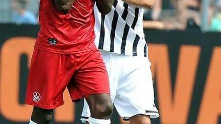 Trost vom Gegner. Lauterns Mo Idrissou (l.) sah früh die rote Karte.