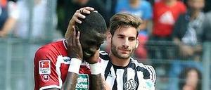 Trost vom Gegner. Lauterns Mo Idrissou (l.) sah früh die rote Karte.