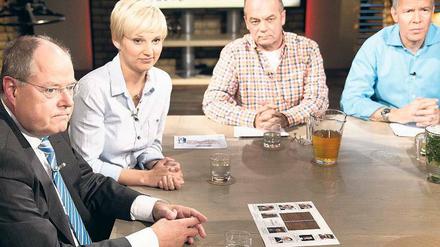 Austausch. SPD-Kanzlerkandidat Peer Steinbrück (links) diskutiert mit der Altenpflegerin Henrike Köber, dem Unternehmer Corny Littmann und RTL-Moderator Peter Kloeppel (rechts). Foto: dpa