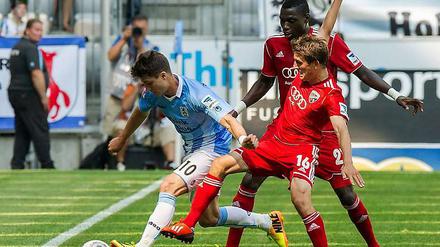  Eine Szene aus dem Spiel. Münchens Moritz Stoppelkamp (l) im Kampf um den Ball mit Andreas Buchner (M) und Danny da Costa aus Ingolstadt. 