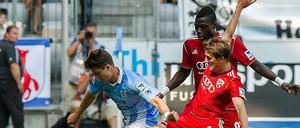  Eine Szene aus dem Spiel. Münchens Moritz Stoppelkamp (l) im Kampf um den Ball mit Andreas Buchner (M) und Danny da Costa aus Ingolstadt. 