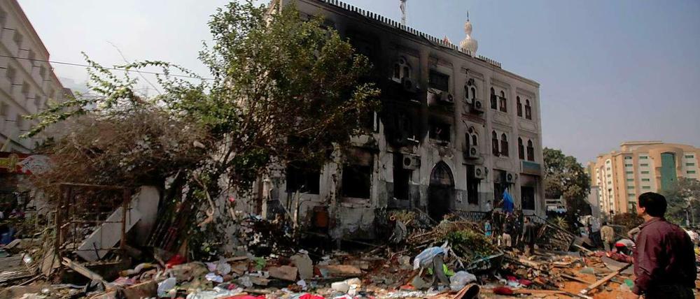 Die Rabaa Adawiya-Moschee in Kairo. Um sie herum befand sich ein Protestcamp der Mursi-Anhänger, das am Mittwoch geräumt wurde.