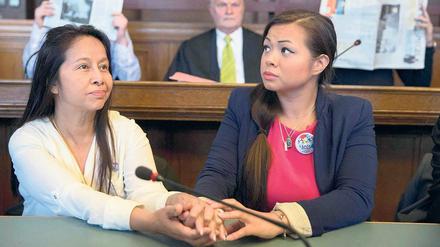 Zusammen stark. Die Mutter (links) und die Schwester des getöteten Jonny K. wirkten angespannt, als sie im Gerichtssaal auf das Urteil warteten.