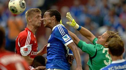 Augen zu und durch: Schalkes Matip (r.) und Hamburgs Sobiech im Luftduell.
