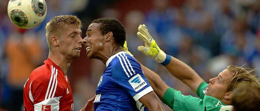 Augen zu und durch: Schalkes Matip (r.) und Hamburgs Sobiech im Luftduell.